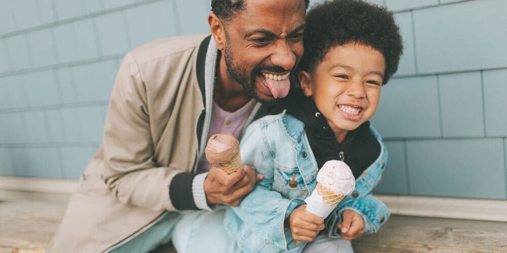 Papa et son fils rigolent