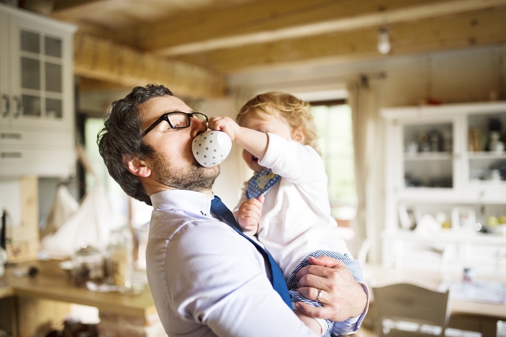 Papa et sa fille au petit déjeuner